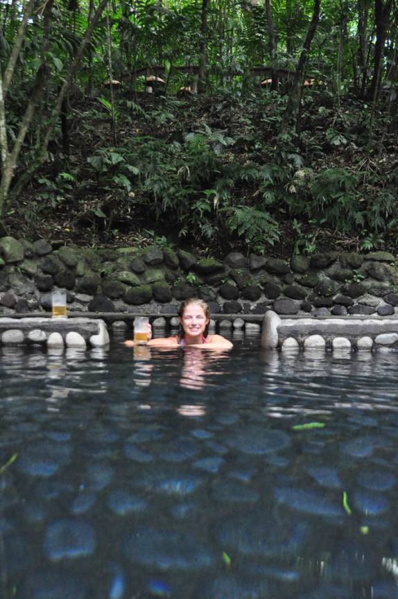 Água quente e cerveja gelada em complexo de águas termais perto de La Fortuna, região do lago Arenal, na Costa Rica